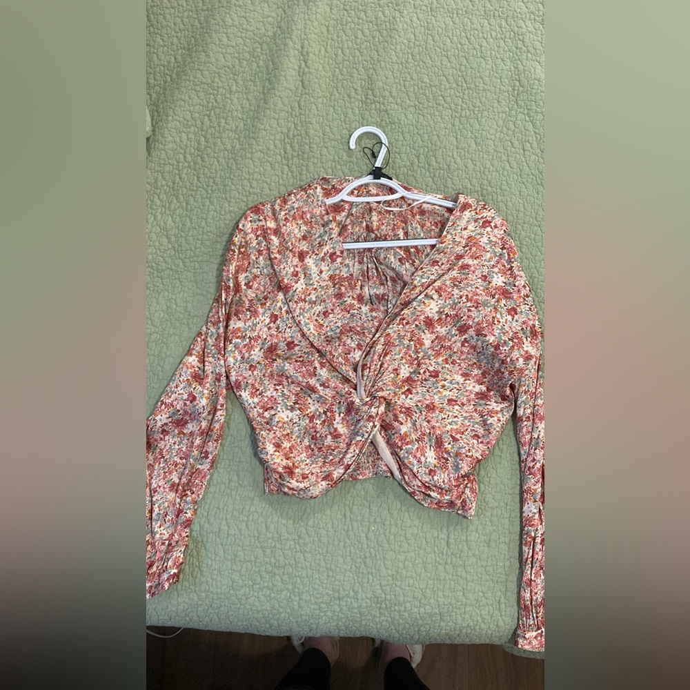 Dynamite Cropped flower blouse size Medium